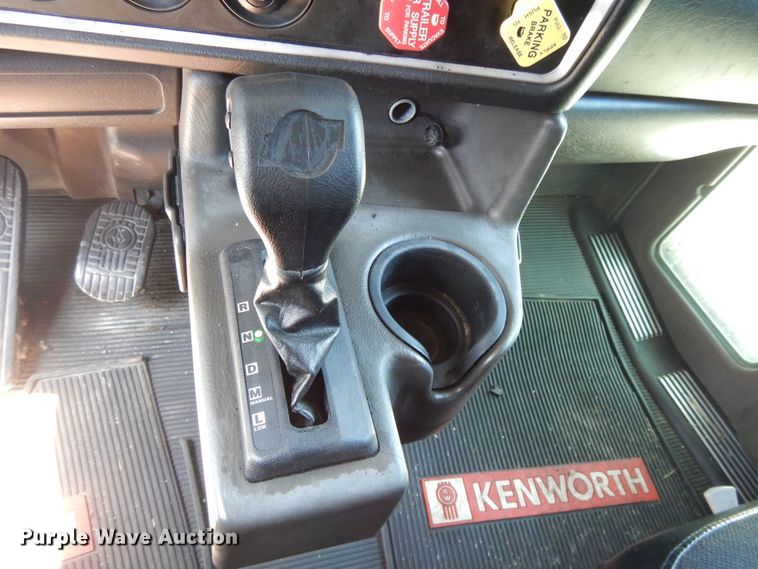 image for item DE5591 2007 Kenworth T600 semi truck