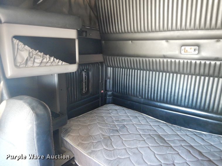 image for item DE5591 2007 Kenworth T600 semi truck