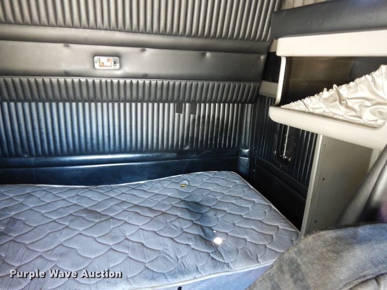 image for item DE5591 2007 Kenworth T600 semi truck