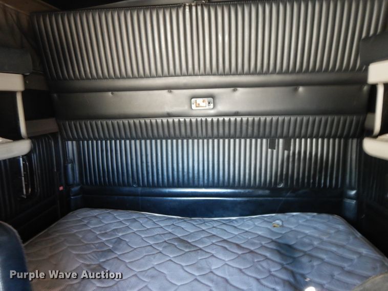 image for item DE5591 2007 Kenworth T600 semi truck