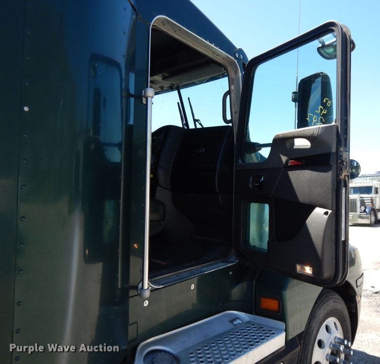 image for item DE5591 2007 Kenworth T600 semi truck
