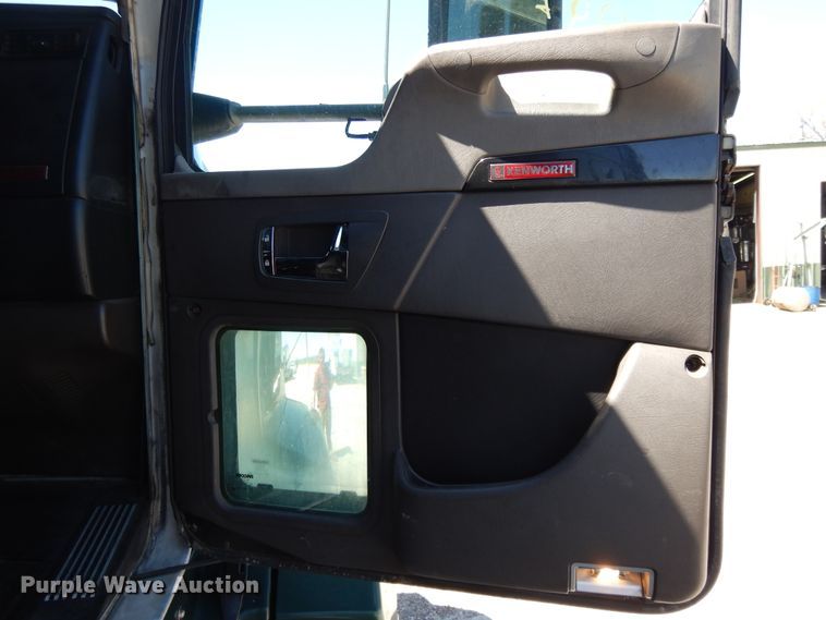 image for item DE5591 2007 Kenworth T600 semi truck