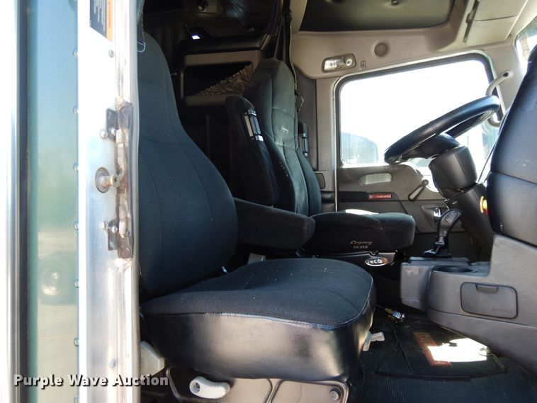 image for item DE5591 2007 Kenworth T600 semi truck