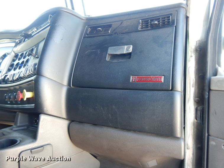 image for item DE5591 2007 Kenworth T600 semi truck