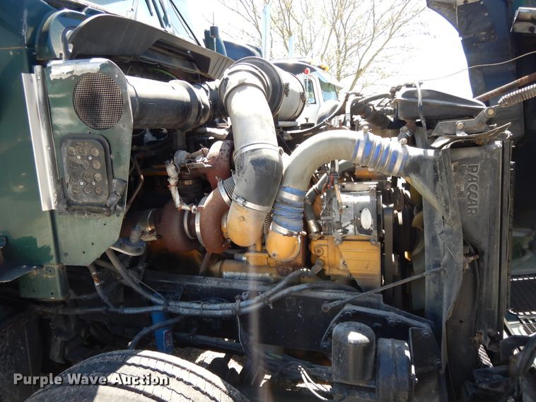 image for item DE5591 2007 Kenworth T600 semi truck