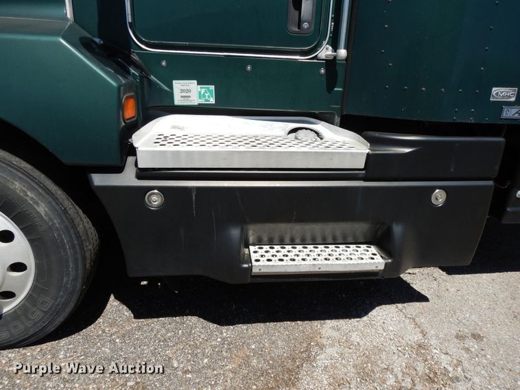 image for item DE5591 2007 Kenworth T600 semi truck