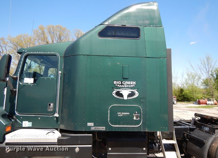 image for item DE5591 2007 Kenworth T600 semi truck