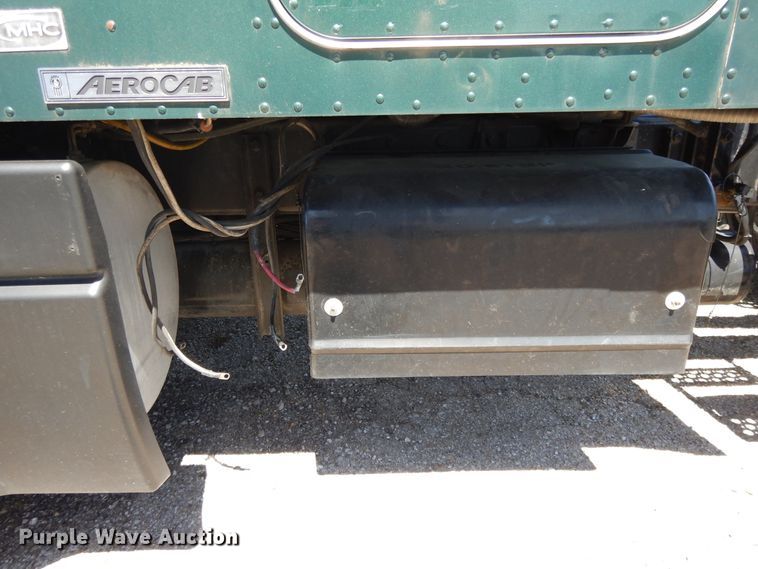 image for item DE5591 2007 Kenworth T600 semi truck