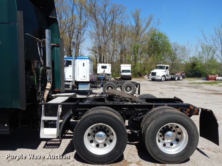 image for item DE5591 2007 Kenworth T600 semi truck