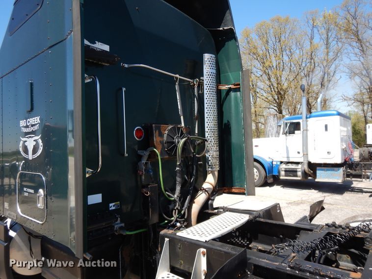 image for item DE5591 2007 Kenworth T600 semi truck