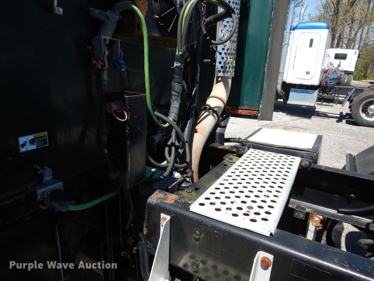 image for item DE5591 2007 Kenworth T600 semi truck