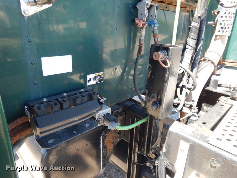 image for item DE5591 2007 Kenworth T600 semi truck