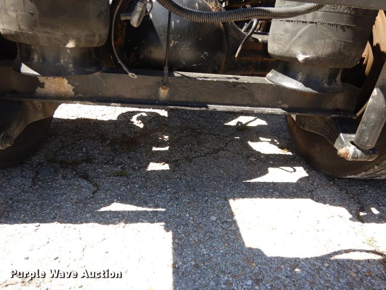 image for item DE5591 2007 Kenworth T600 semi truck