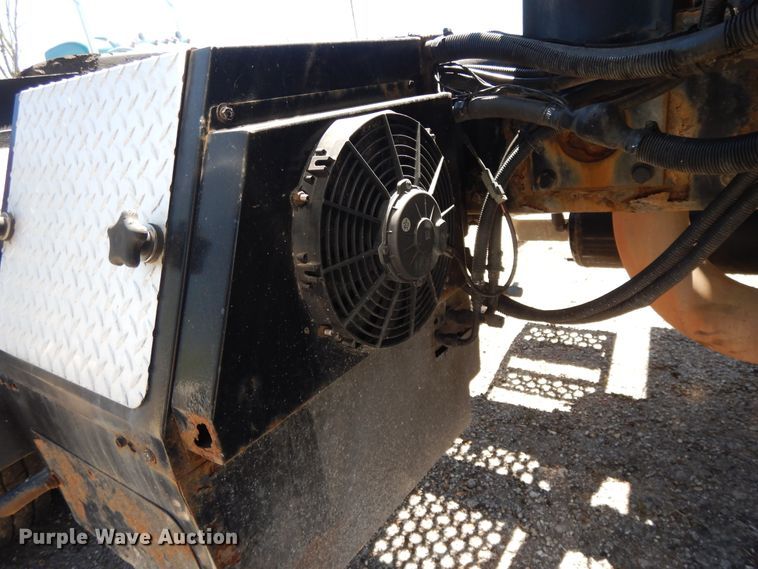 image for item DE5591 2007 Kenworth T600 semi truck