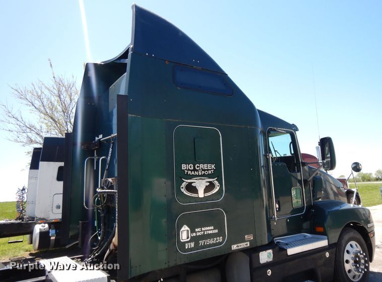 image for item DE5591 2007 Kenworth T600 semi truck