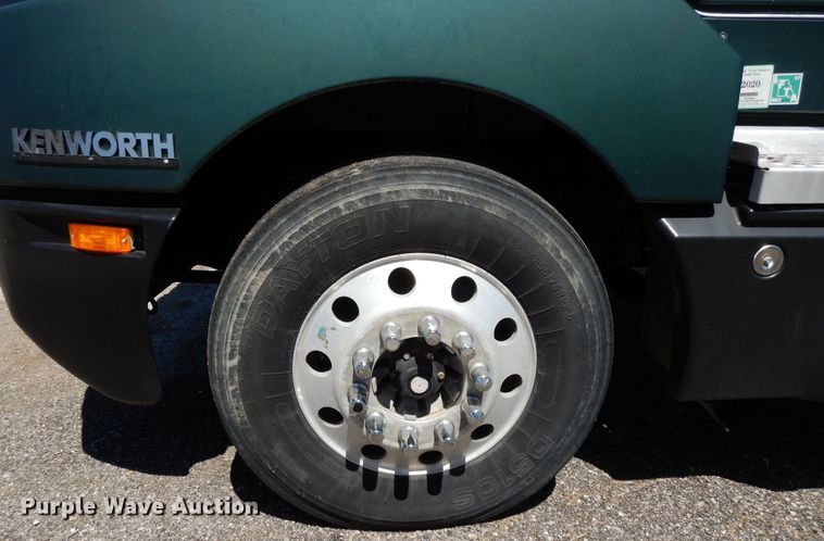 image for item DE5591 2007 Kenworth T600 semi truck