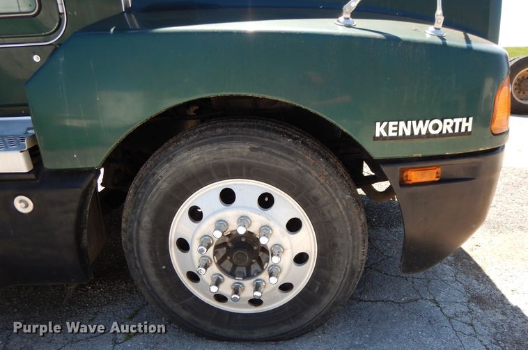 image for item DE5591 2007 Kenworth T600 semi truck
