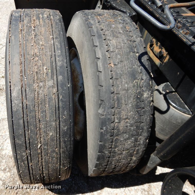 image for item DE5591 2007 Kenworth T600 semi truck