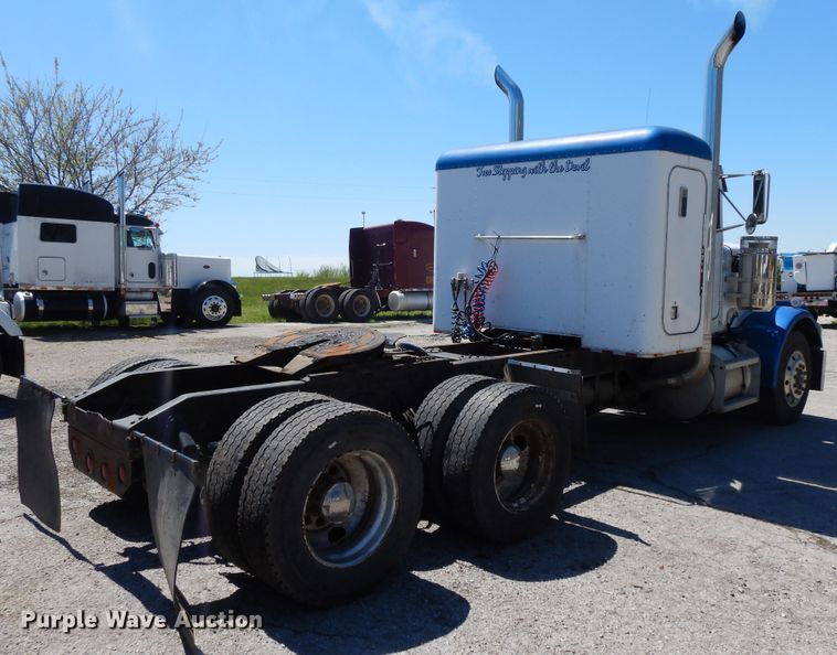 image for item DE5592 1986 Peterbilt 379 semi truck