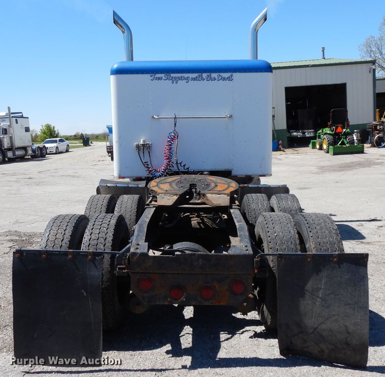 image for item DE5592 1986 Peterbilt 379 semi truck