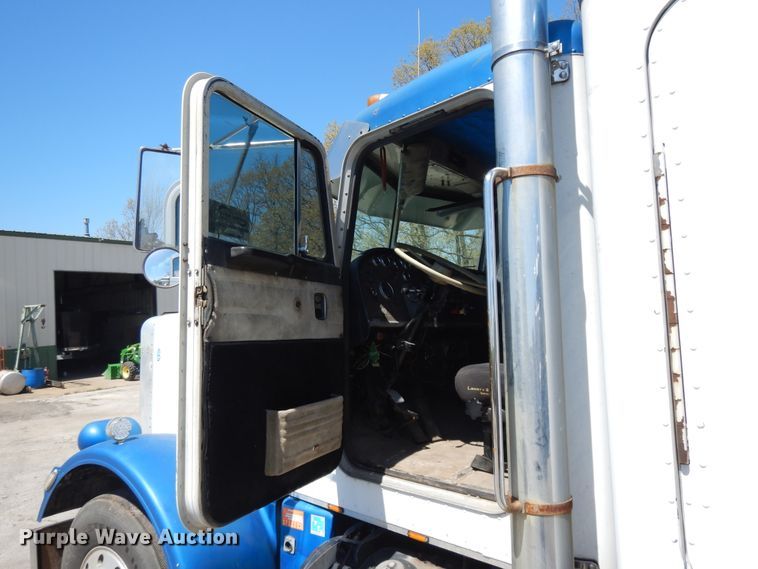 image for item DE5592 1986 Peterbilt 379 semi truck