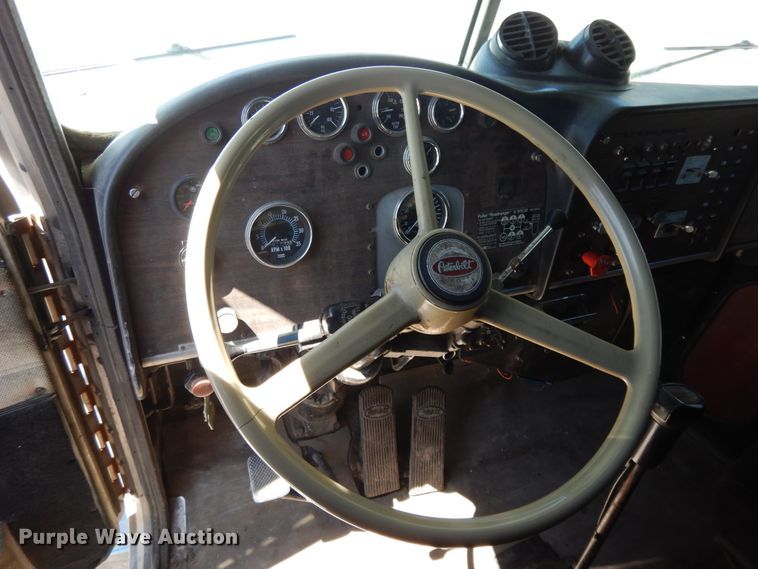 image for item DE5592 1986 Peterbilt 379 semi truck