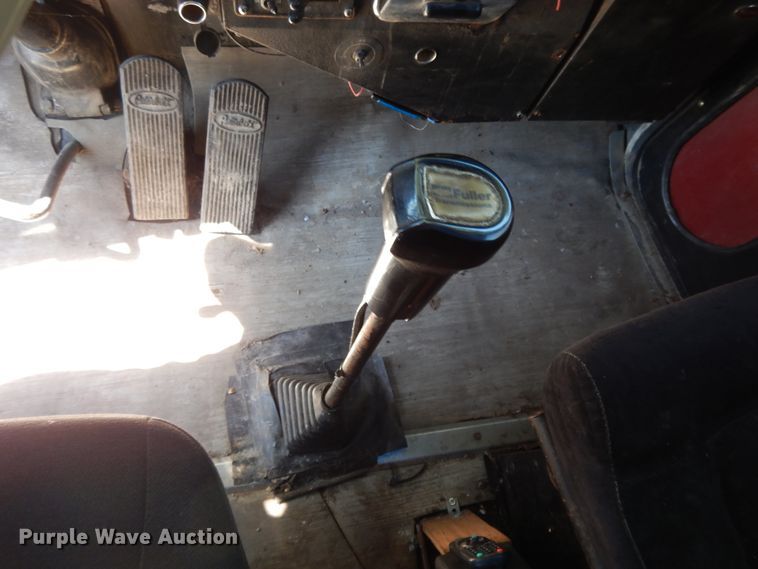 image for item DE5592 1986 Peterbilt 379 semi truck