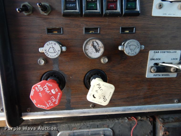 image for item DE5592 1986 Peterbilt 379 semi truck