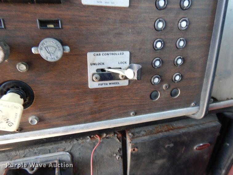 image for item DE5592 1986 Peterbilt 379 semi truck