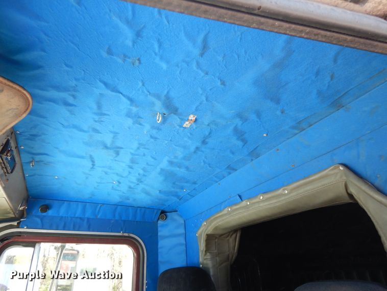 image for item DE5592 1986 Peterbilt 379 semi truck