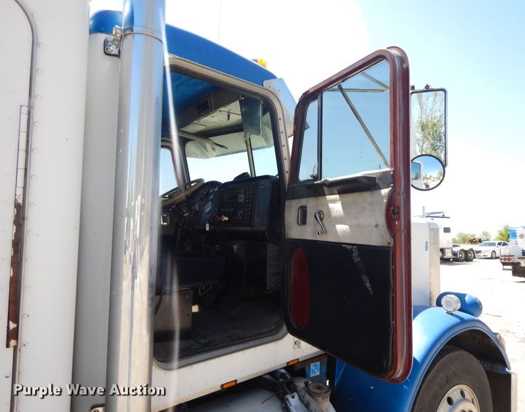 image for item DE5592 1986 Peterbilt 379 semi truck