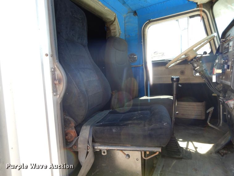 image for item DE5592 1986 Peterbilt 379 semi truck