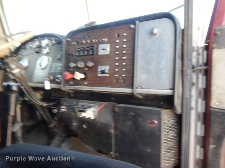 image for item DE5592 1986 Peterbilt 379 semi truck