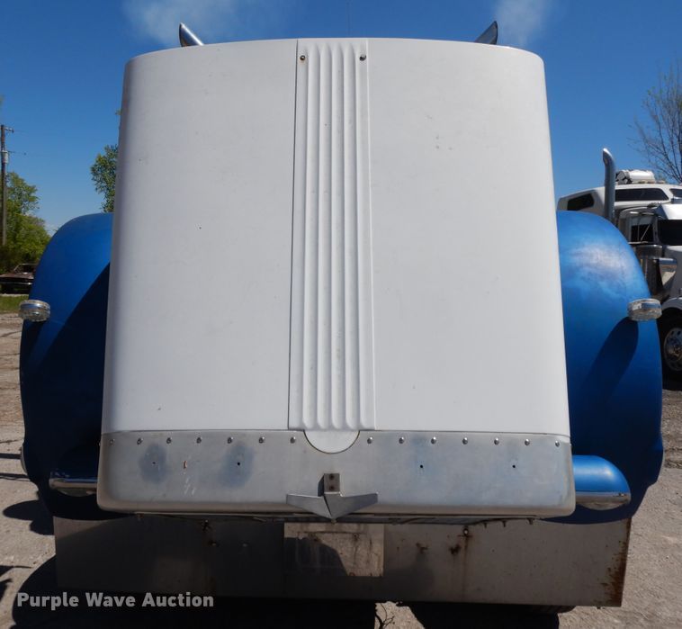 image for item DE5592 1986 Peterbilt 379 semi truck