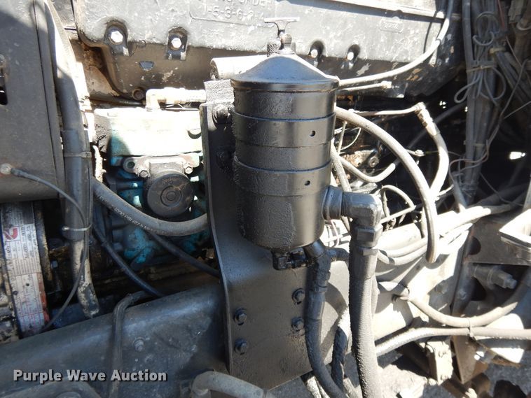 image for item DE5592 1986 Peterbilt 379 semi truck