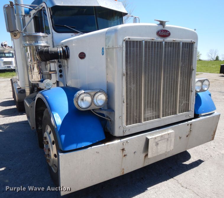 image for item DE5592 1986 Peterbilt 379 semi truck