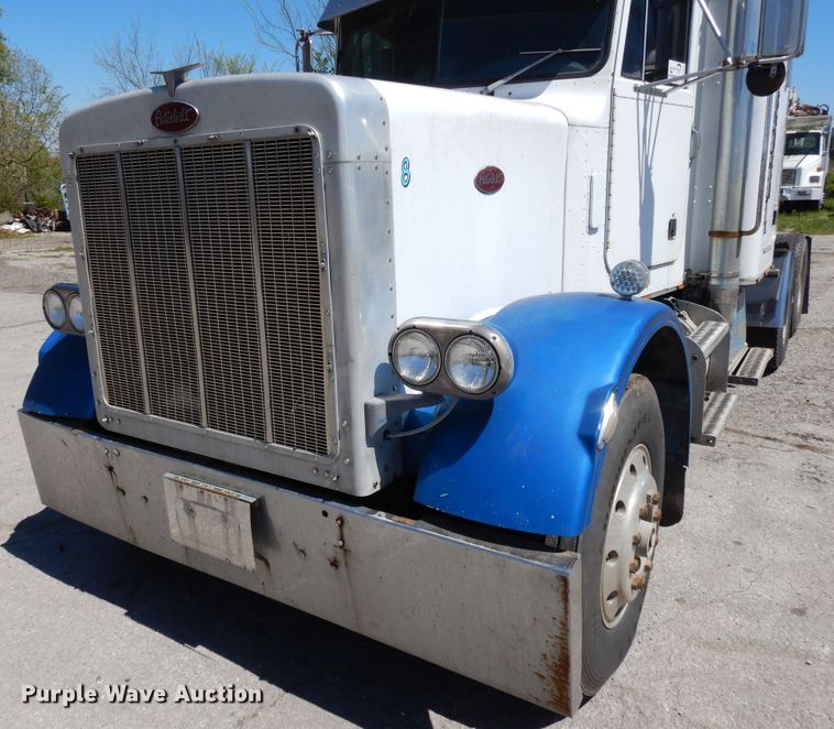 image for item DE5592 1986 Peterbilt 379 semi truck