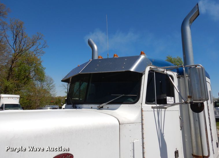 image for item DE5592 1986 Peterbilt 379 semi truck