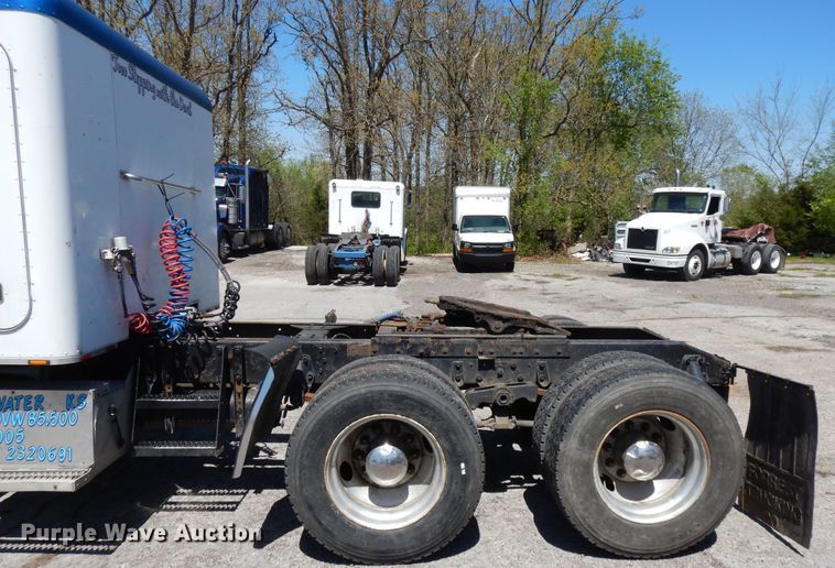 image for item DE5592 1986 Peterbilt 379 semi truck