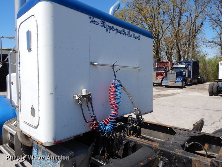 image for item DE5592 1986 Peterbilt 379 semi truck