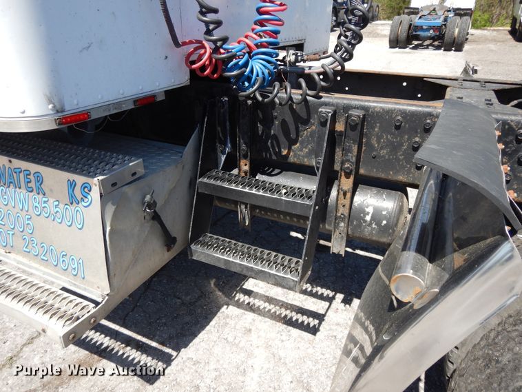 image for item DE5592 1986 Peterbilt 379 semi truck