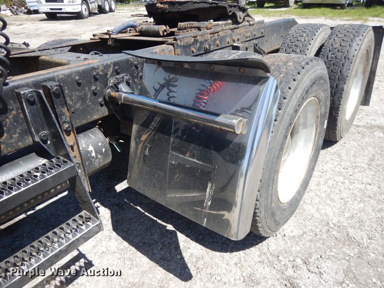 image for item DE5592 1986 Peterbilt 379 semi truck