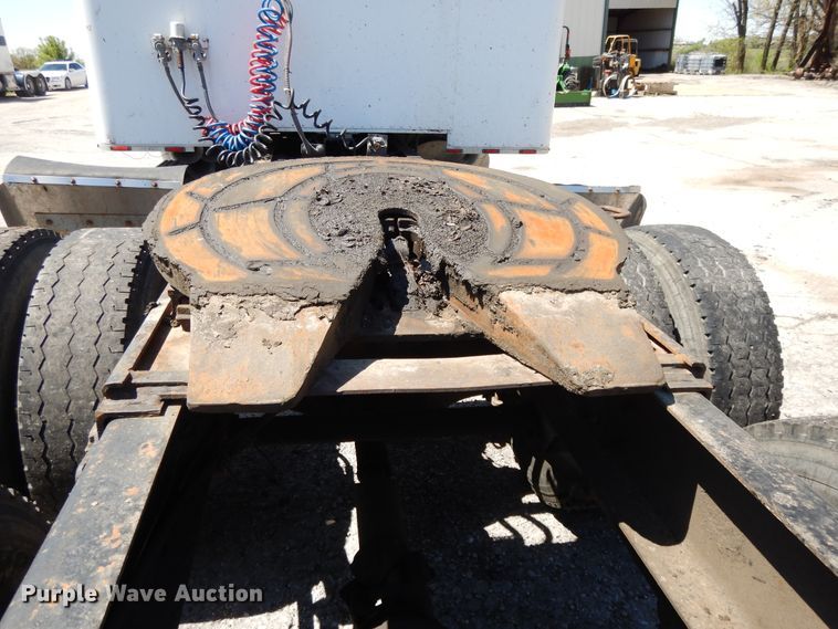 image for item DE5592 1986 Peterbilt 379 semi truck