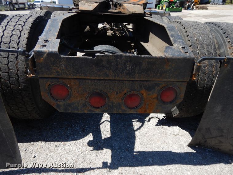 image for item DE5592 1986 Peterbilt 379 semi truck