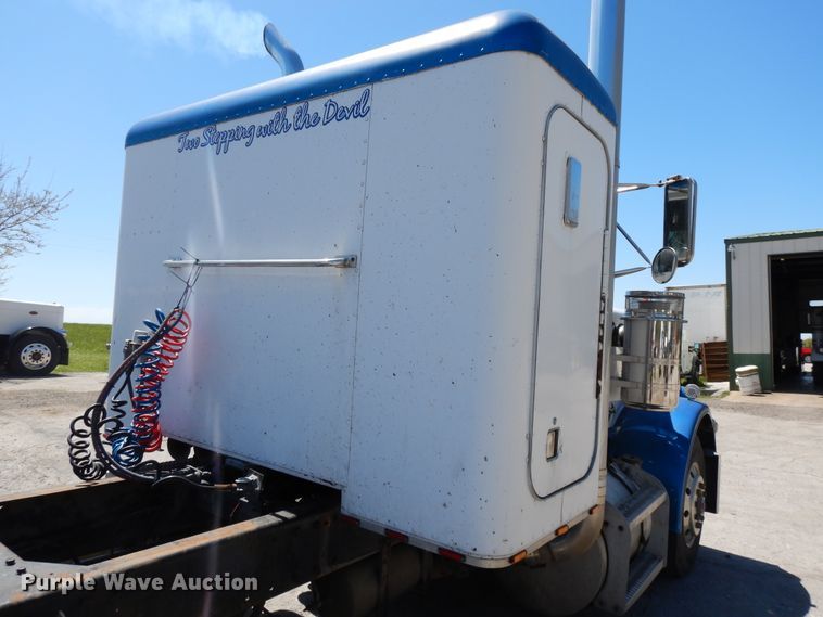 image for item DE5592 1986 Peterbilt 379 semi truck