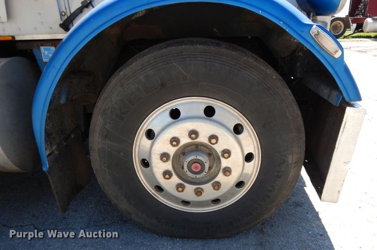 image for item DE5592 1986 Peterbilt 379 semi truck