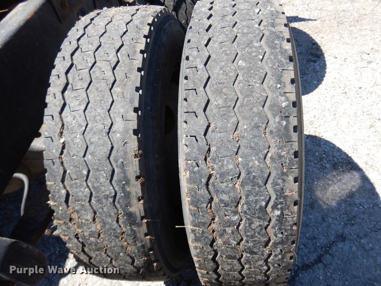 image for item DE5592 1986 Peterbilt 379 semi truck