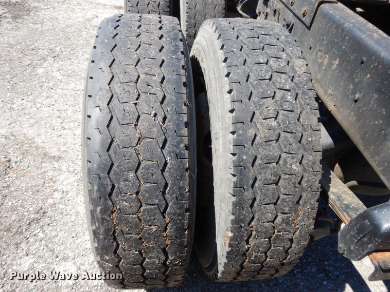 image for item DE5592 1986 Peterbilt 379 semi truck