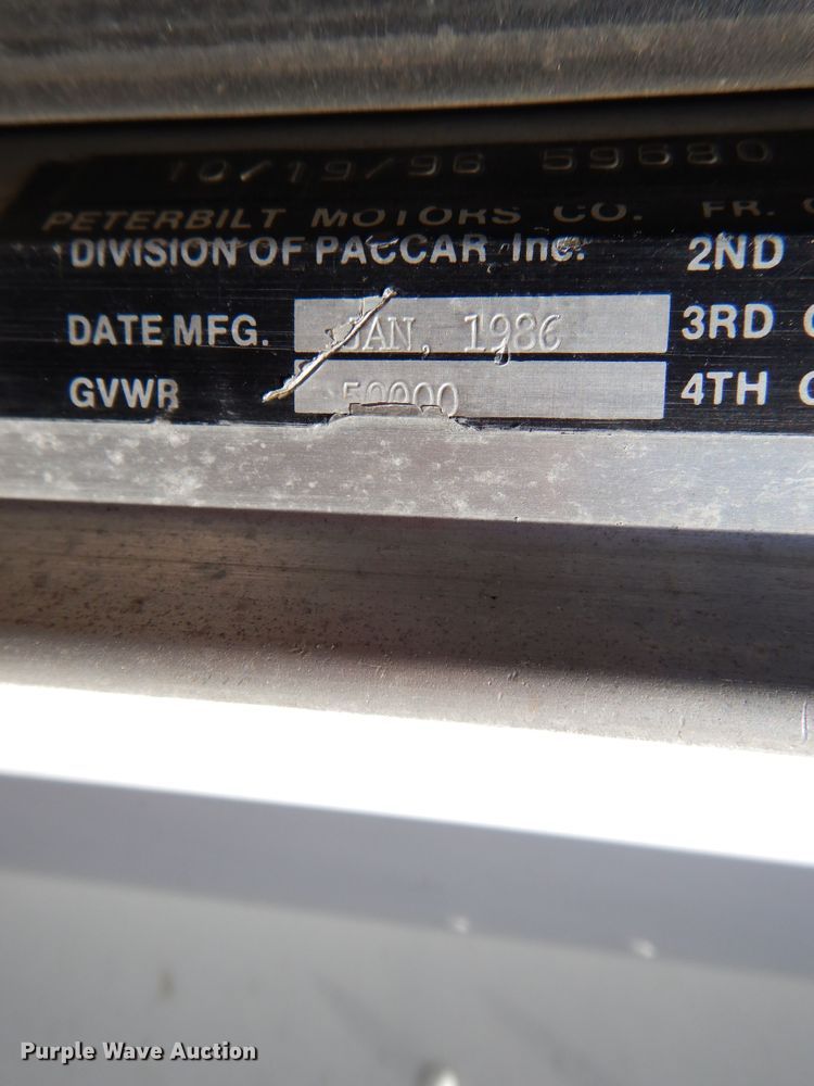 image for item DE5592 1986 Peterbilt 379 semi truck