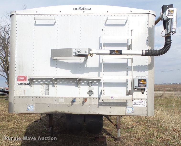 image for item DF0832 1995 Wilson DWH-400 double hopper bottom grain trailer